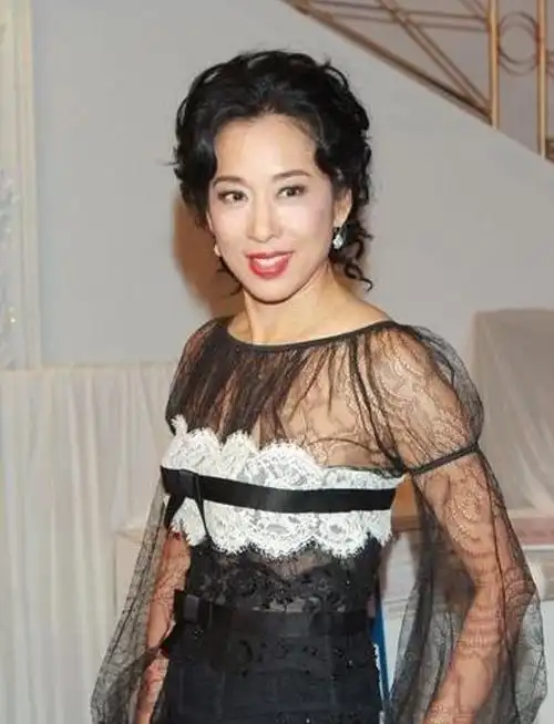 朱玲玲的怼脸拍好年轻啊,有皱纹但脸上胶原蛋白满满,看着像40岁