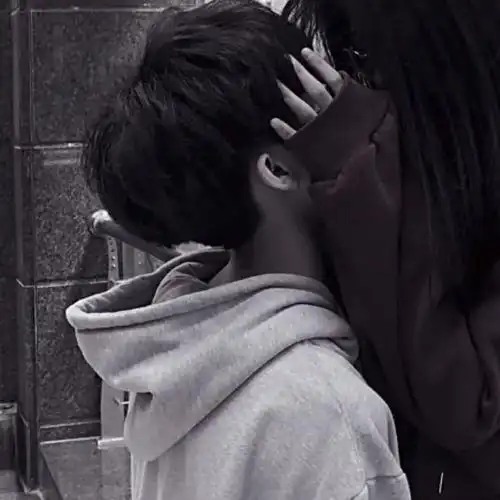 真人小情侣接吻自拍头像,男女生一人一半情侣头像