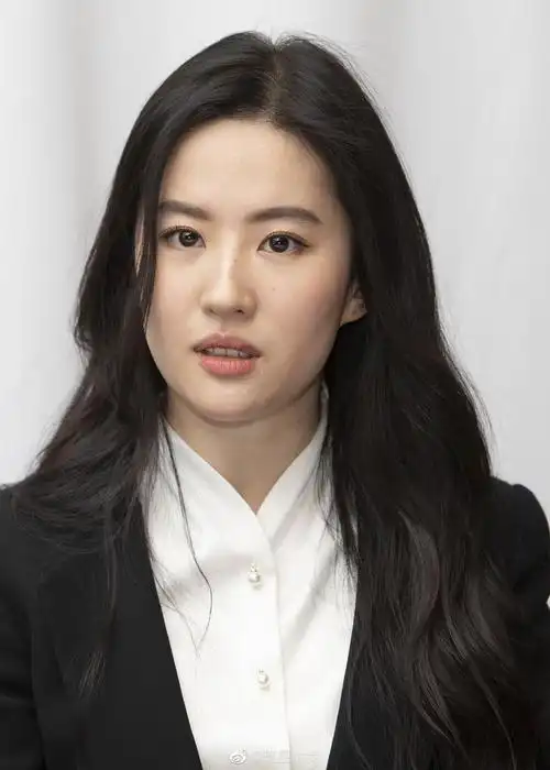 刘亦菲的一组生图她身着黑色西装内搭白衬衫