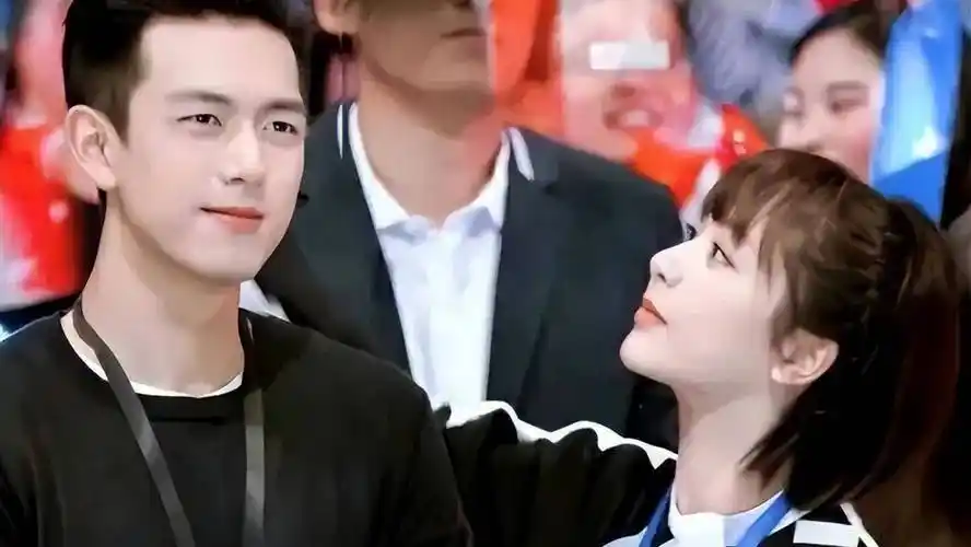 杨紫李现官宣引发跨年热潮?合照中的"第三者"乔欣被直接忽略!