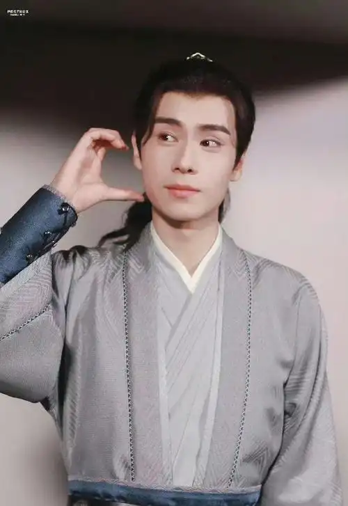 胡一天大波浪高马尾古装造型ennn大家觉得胡一天的古装好看嘛