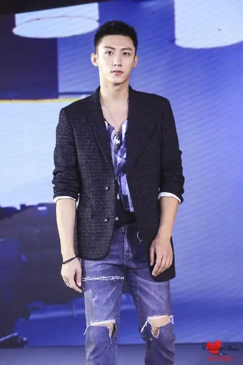 在t台上的#黄景瑜#帅气逼人,佩戴的公益星设计饰品更是点睛之笔.
