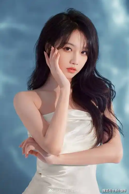 宋昕冉穿白色长裙裹胸秀出曲线,红润的嘴唇更性感-搜狐大视野-搜狐