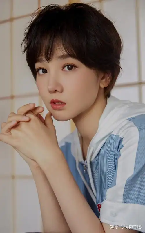 茶师陈小纭自曝拒绝国家队因发育太好自卑科技换脸美出圈