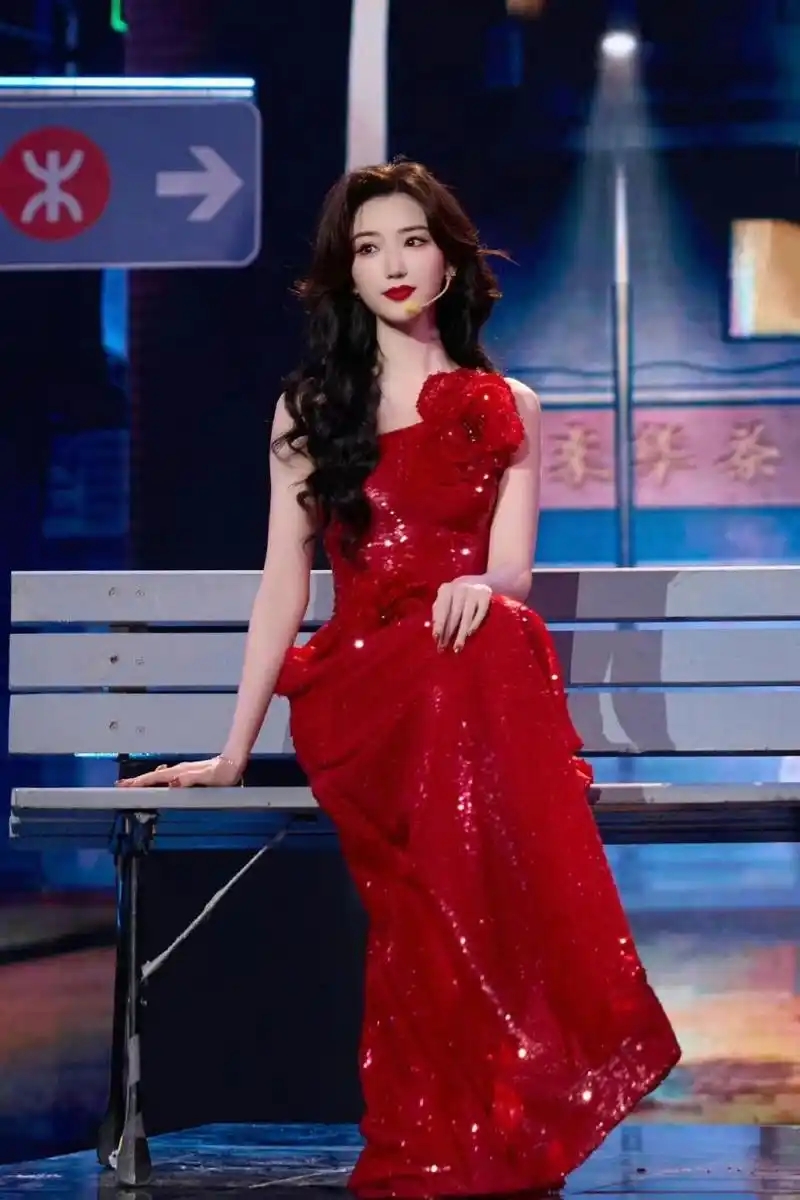 毛晓彤红色亮片礼服,明艳动人  最近看到毛晓彤的一组美图,真是惊艳到