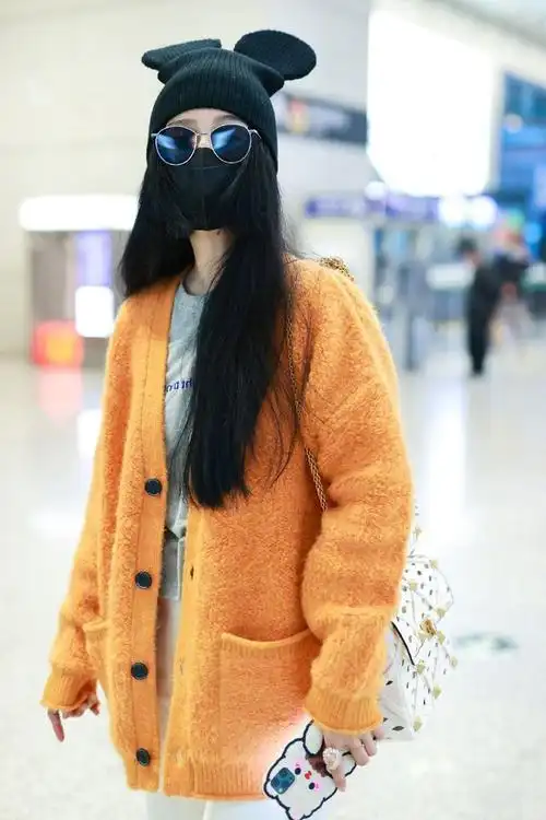 40岁范冰冰高调走机场,橙色开衫青春活力,太减龄|内搭|街拍_网易订阅