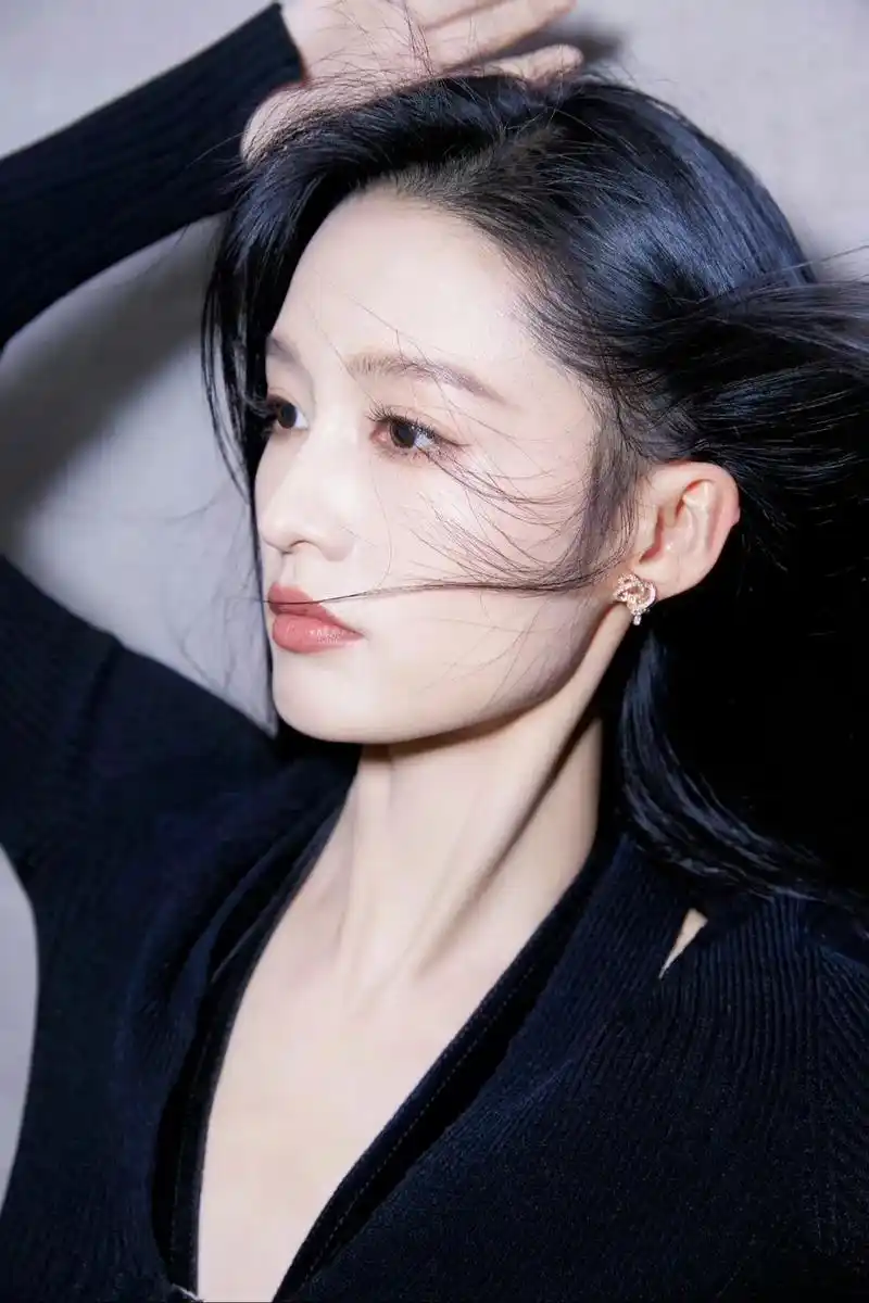 李沁恋情传闻#  李沁这套图五真的迷到我了[泪] - 抖音