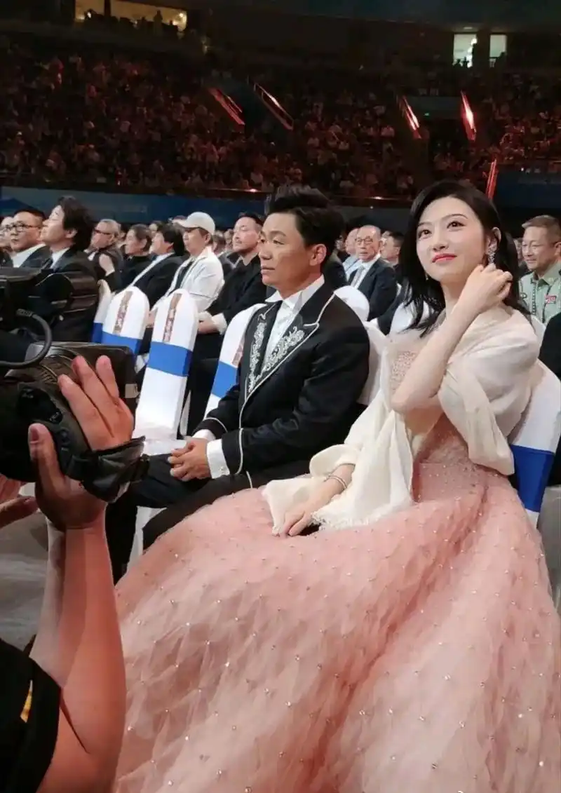 华表奖上王宝强与景甜同框,很容易就让人想到宝强哥和刘亦菲那一次