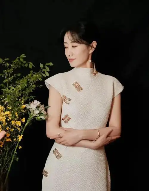 48岁刘敏涛晒最新穿搭美照新中式修身旗袍优雅气质