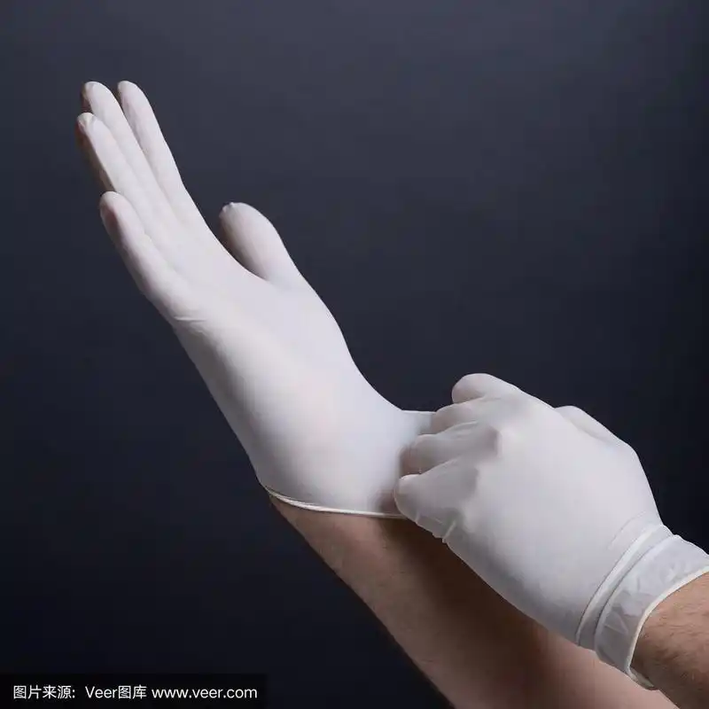 男性手戴乳胶手套