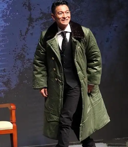 刘德华现身成都路演,穿"军大衣"现身,和众人打招呼超接地气