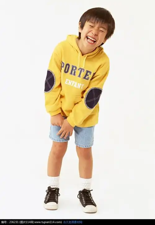 在裤袋拿东西的小男孩