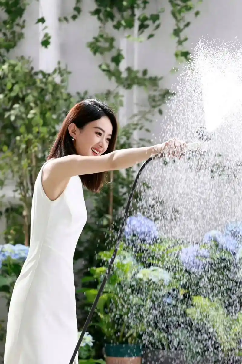 赵丽颖# #娱乐# #娱乐最前沿# #赵丽颖短发无袖白裙#好温柔好漂亮的