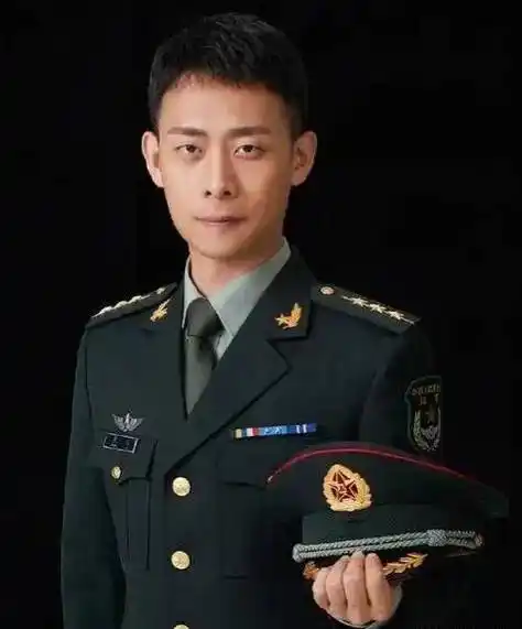 男星军装照大pk,陈伟霆最帅气,朱亚文,欧豪最有男子