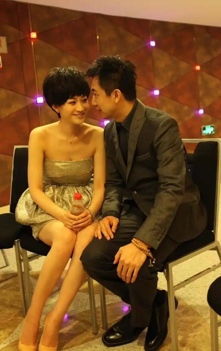 李小冉与鄢颇首次携手亮相红毯_明星要闻_娱乐频道