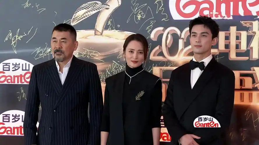 蒋勤勤陈建斌合体走红毯,与吴磊同台像一家三口,深情对视疯狂撒糖