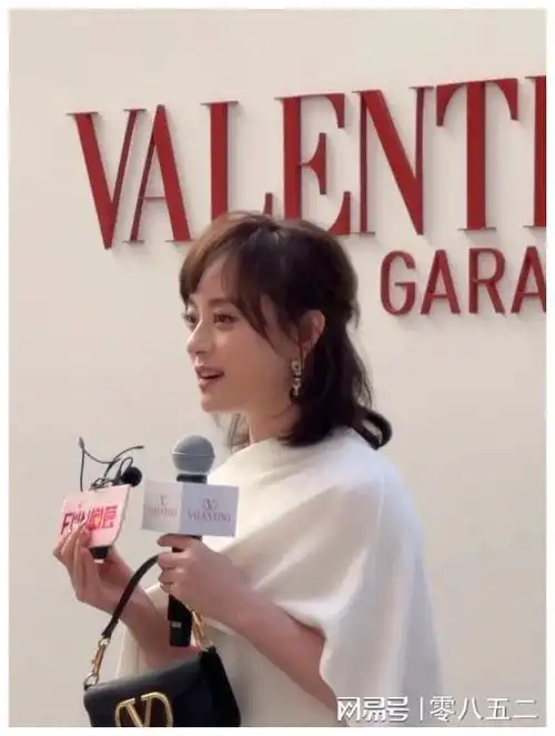 孙俪的长发造型让人眼前一亮,也让人看到了她更加优雅柔美的一面.