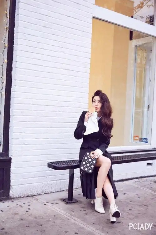 范冰冰明媚出街 多彩俏皮碰撞纯黑大气