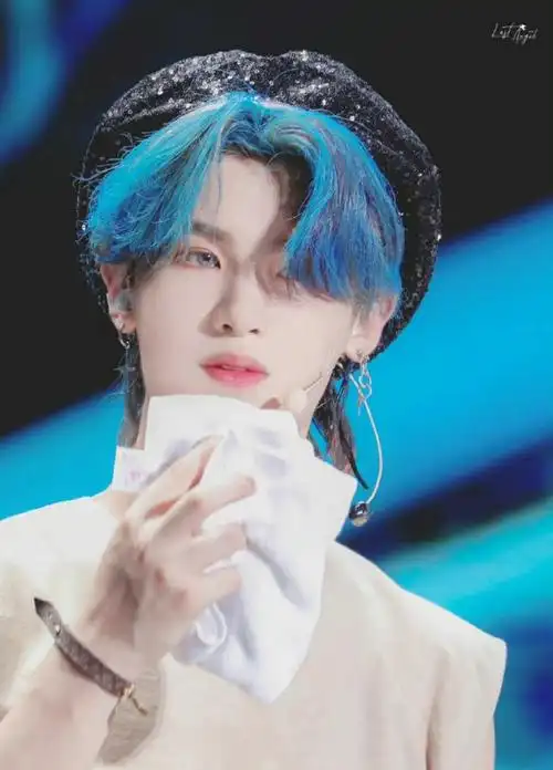 丨报告报告黄明昊又染蓝发了