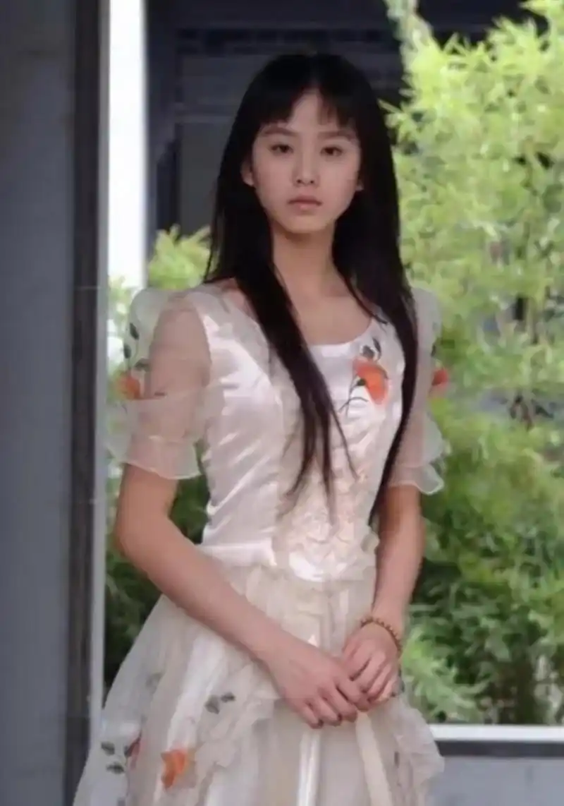 从这两张早期照片中不难看出,那时十八九岁的刘诗诗非常的清丽脱俗!