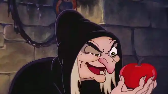 白雪公主和七个小矮人:老女巫简直是童年的噩梦,毒苹果太吓人了-动漫