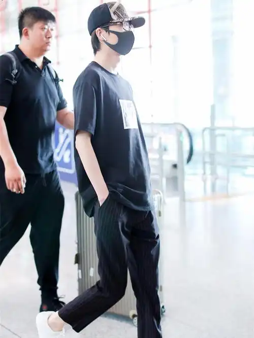 被许嵩帅到戴鸭舌帽低调现身机场白色棉袄软萌可爱