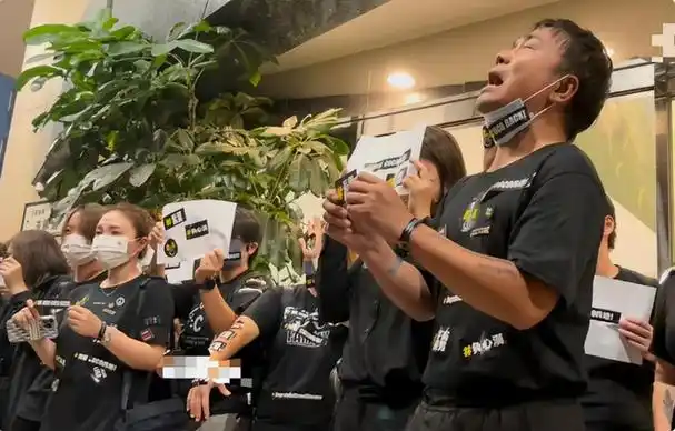 乐裕民参加李玟葬礼,受到二次伤害掩面哭泣,不知疼痛还是后悔了_腾讯