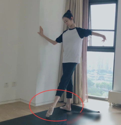 张艺凡练习室照片曝光,看清她跳17年芭蕾舞的脚后:红是有原因的