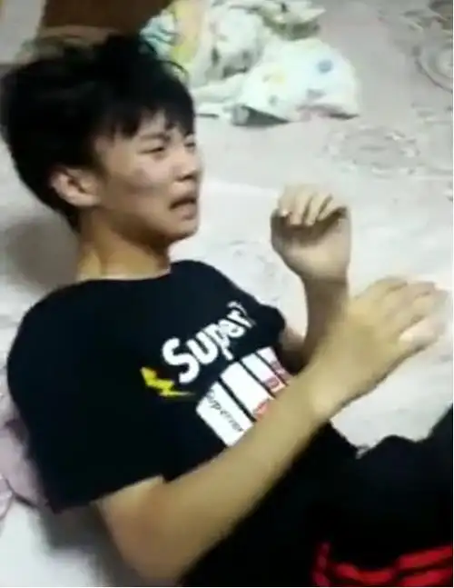 父亲上传4分钟暴打儿子视频,用棍子抽了几百下,网友却纷纷叫好
