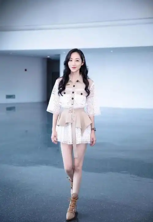 还是韩雪的私服秀好看,牛仔裤简单高级,又一次美出了天际