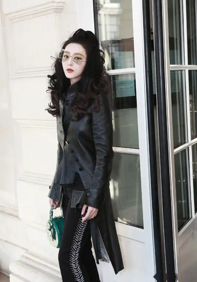 范冰冰身穿某品牌2018春夏系列亮相品牌18秋冬大秀,别致的蝴蝶状眼镜