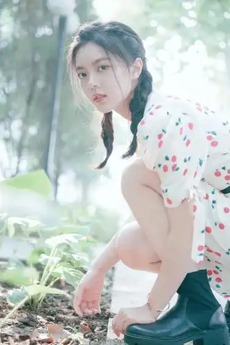 赵今麦连衣裙流苏辫今年刚好18岁粉丝表态抱回家