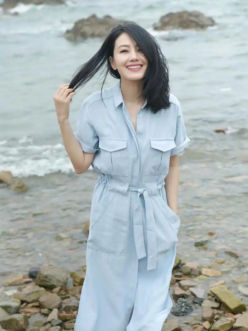 好美!高圆圆海边随拍 秀发飘逸甜笑迷人