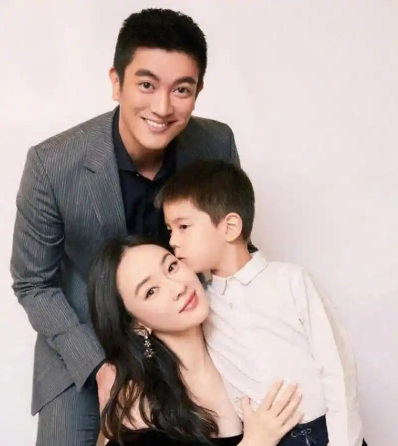 霍思燕儿子嗯哼没小时候可爱了,不过越长越像爸 爸了