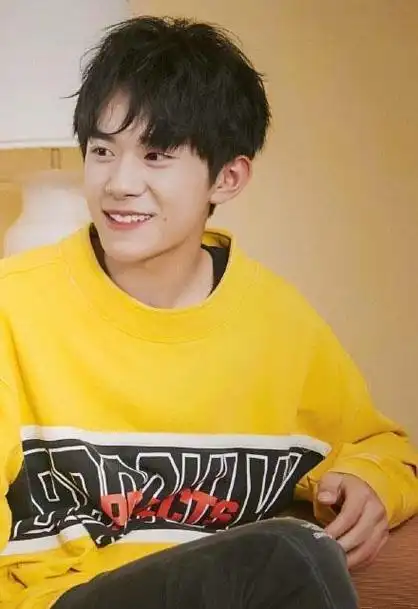 送上一组易烊千玺的甜笑合集梨涡浅笑太迷人啦