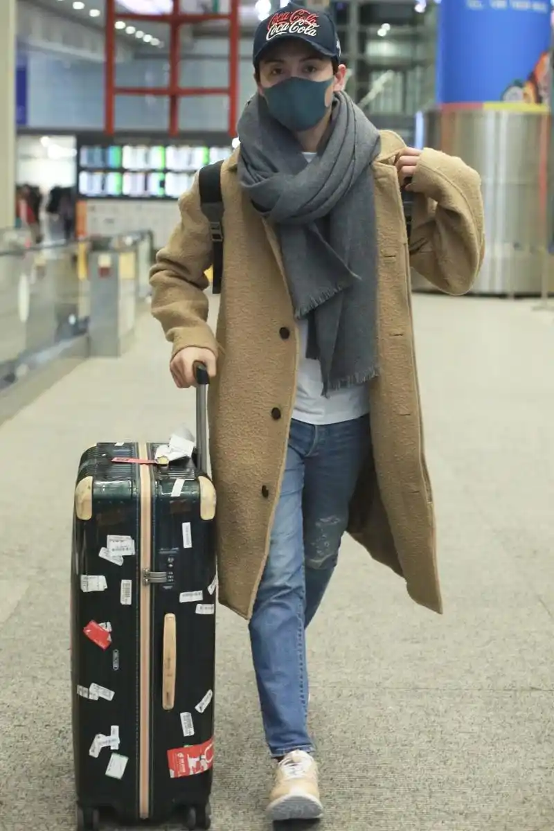 马天宇呢大衣牛仔裤运动鞋 简约休闲