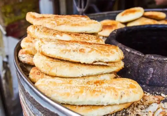 街边小夫妻卖烧饼,价格忽高忽低,但是买的人天天排长队