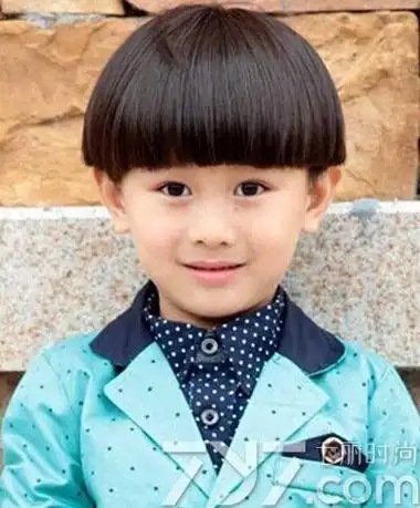 宝宝蘑菇头可爱短发发型:儿童蘑菇头短发发型(2)