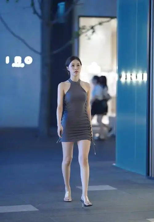 女神的街拍,回报率极高,很荣幸能帮她拍摄!