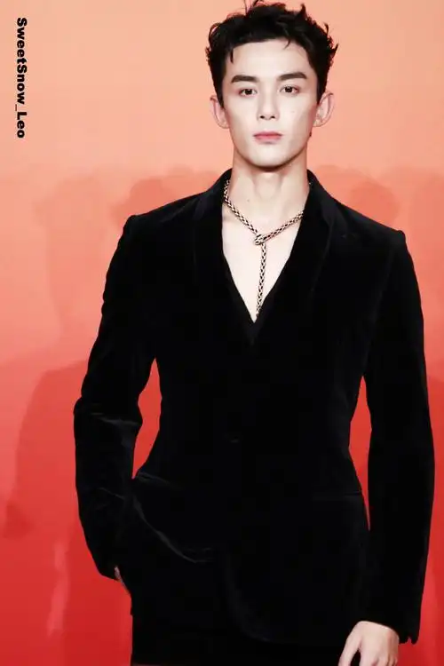 吴磊黑色丝绒西装造型##吴磊宝格丽品牌代言人