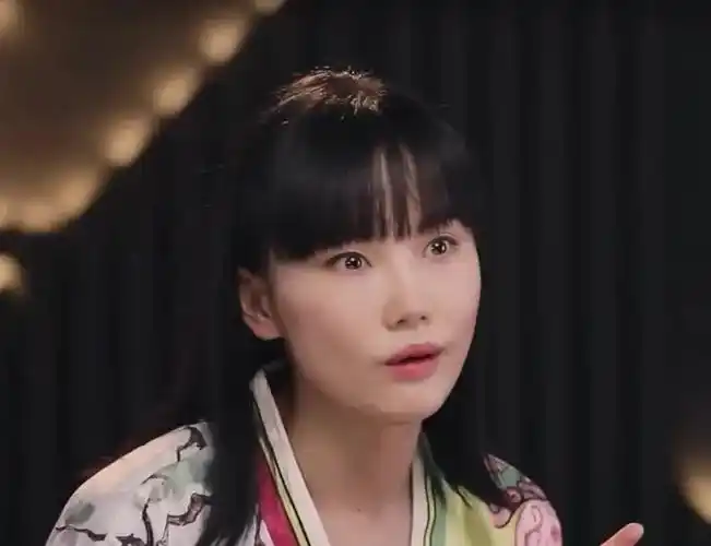 舞台搭建方回应黄龄坠台:和舞台质量无关,都怪风把地毯吹起来