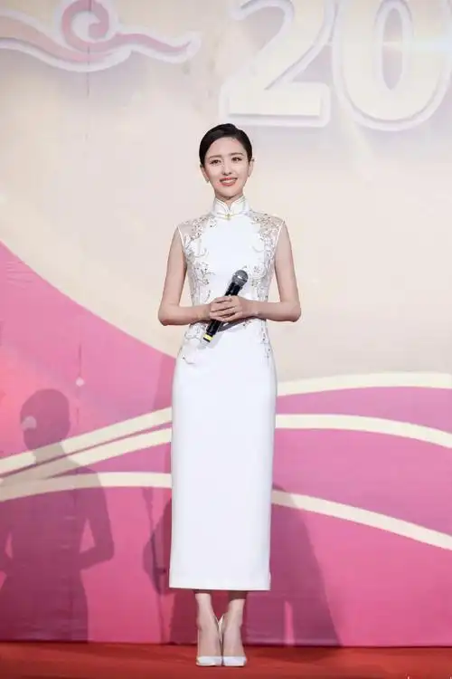 36岁佟丽娅真有气质穿白色旗袍充满古典美感妥妥女神范
