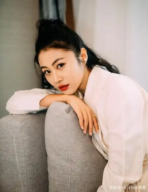 《关于我妈的一切》首映礼 韩云云身着复古白裙现身见面会