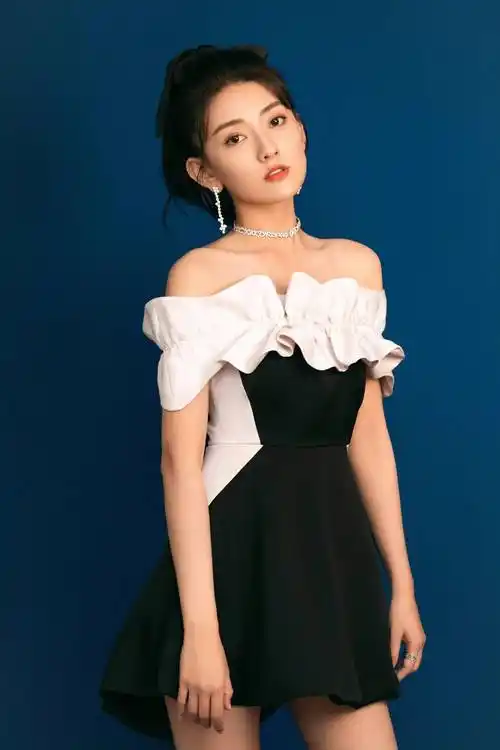 梁洁两种风格的连衣裙,各有各的美,气质温文尔雅真是太美了_梁洁