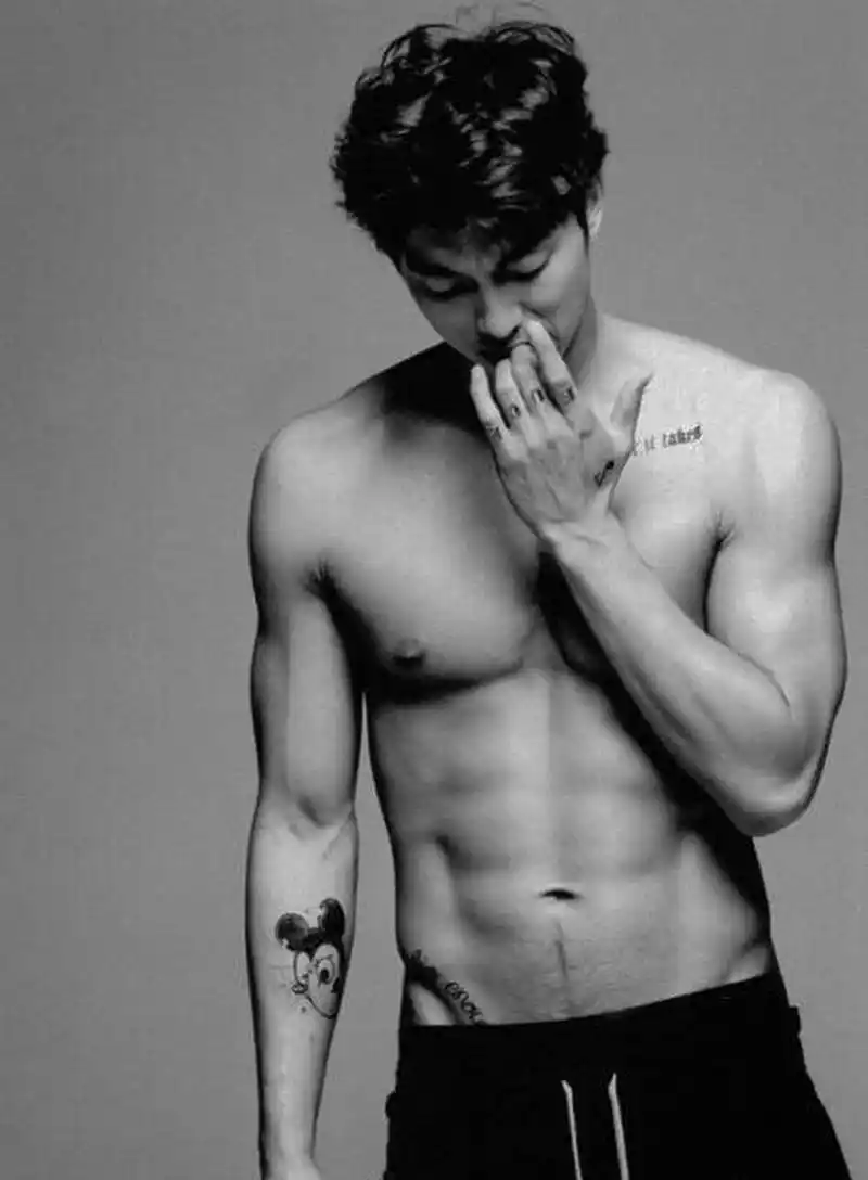 孔刘和李栋旭都是拍腹肌,可是感觉气质是完全相反的两个极端,还有人