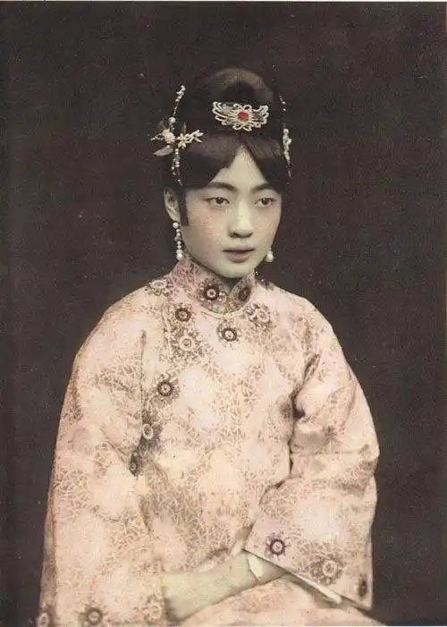 中国历史上最后一个皇后婉容悲惨凄凉死亡之谜