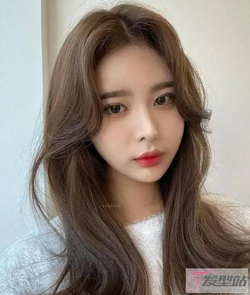 2021最新款八字刘海发型 这么剪变美变女神_发型站_最新流行发型设计