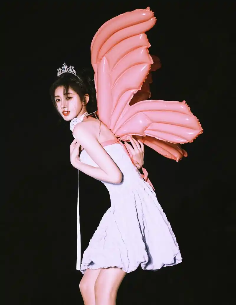 鞠婧祎28岁生日写真,唯美浪漫的小天使,一路成长,探索无限可能.