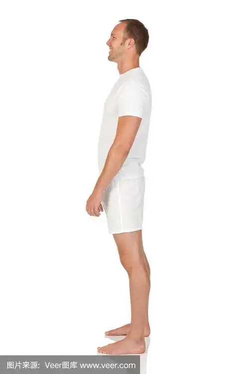 一个站着的男人的侧面