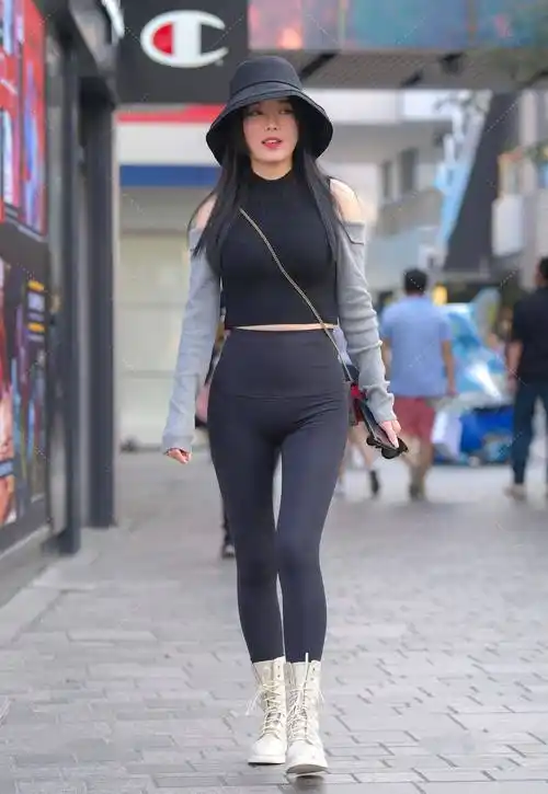 街拍美女:混搭风的极致穿搭,女生可以尝试,你喜欢么_时尚_的设计_显得